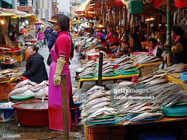 mercado de jagalchi - busan fotografías e imágenes de stock