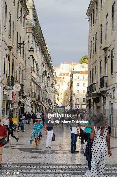 menschen zu fuß in richtung praca de figueira - praca de figueria stock-fotos und bilder