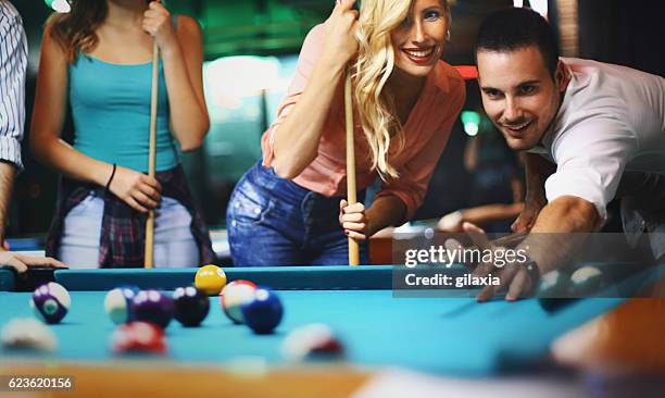 friends shooting pool. - poolbiljart stockfoto's en -beelden