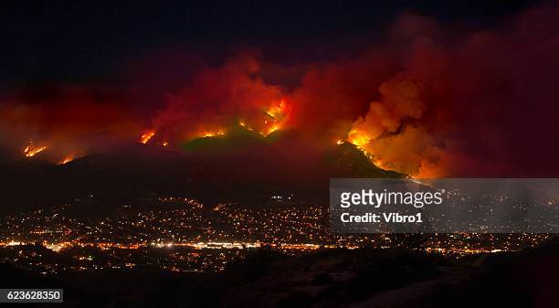 station fire over la - california wildfires stock-fotos und bilder
