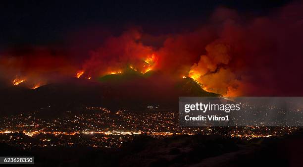 station fire over la - de stad los angeles stockfoto's en -beelden