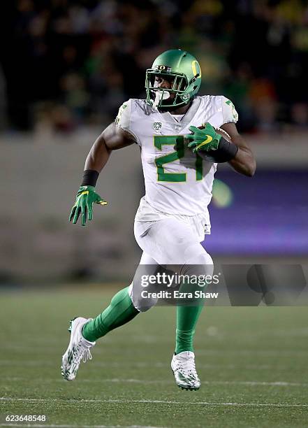 Royce Freeman of the Oregon Ducks in action against the California Golden Bears at California Memorial Stadium on October 21, 2016 in Berkeley,...