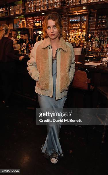 Billie JD Porter attends Frame Pub Quiz on November 16, 2016 in London, England.