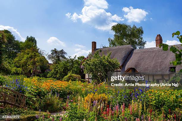 anne hathaway's cottage in the village of shottery, stratford-upon-avon, warwickshire, england - shottery foto e immagini stock