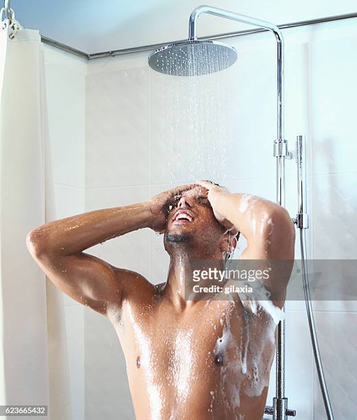 mañana ducha. - hombre en la ducha fotografías e imágenes de stock