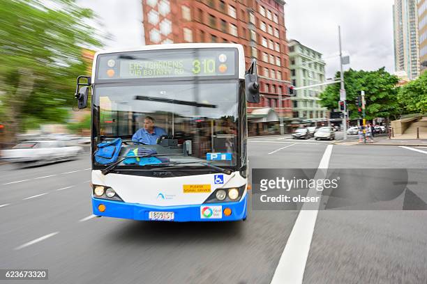 bus in die stadt-verkehr, stoßzeit, zoom und verschwommen motion - sydney buses stock-fotos und bilder