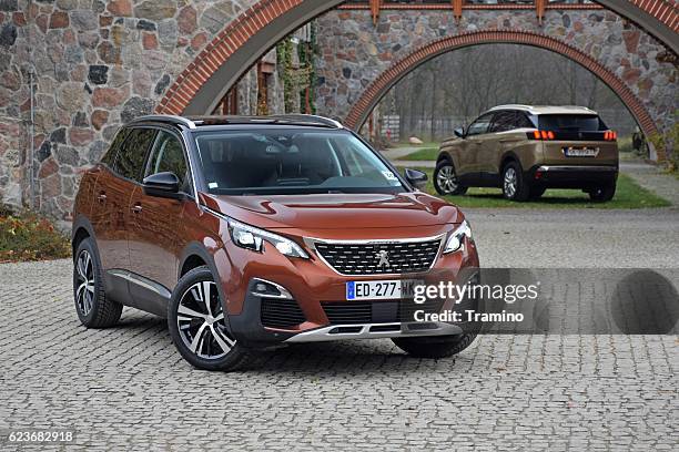 two peugeot 3008 vehicles - peugeot stockfoto's en -beelden