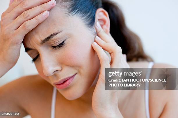 woman with earache - ohrenschmerzen stock-fotos und bilder