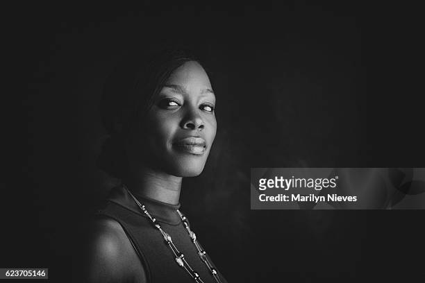 retrato seguro de una mujer negra - blanco y negro fotografías e imágenes de stock