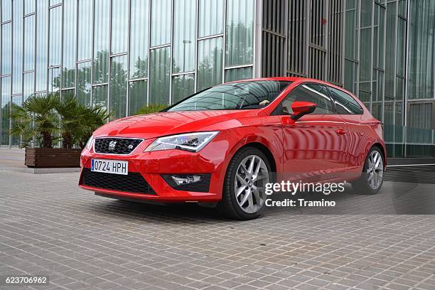 seat leon fr auf der straße - leon stock-fotos und bilder