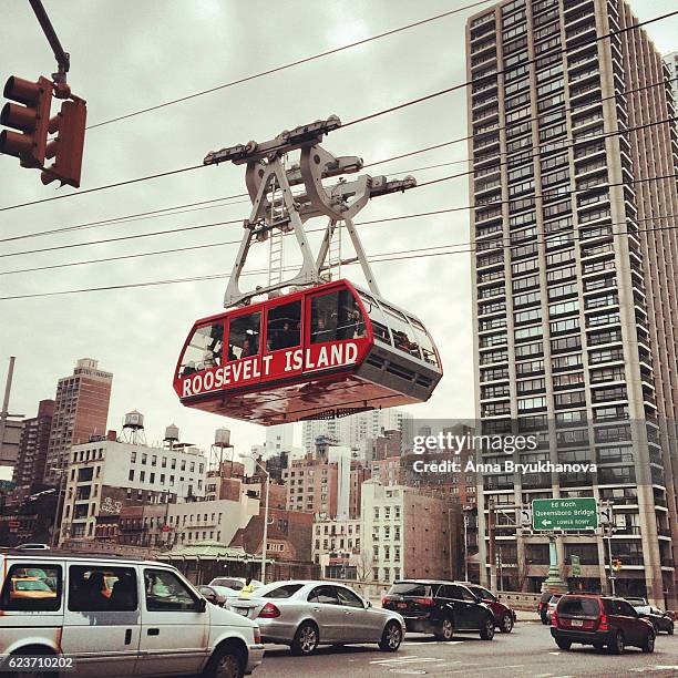 teleférico de la isla de roosevelt en dirección a la ciudad de nueva york - isla roosevelt fotografías e imágenes de stock