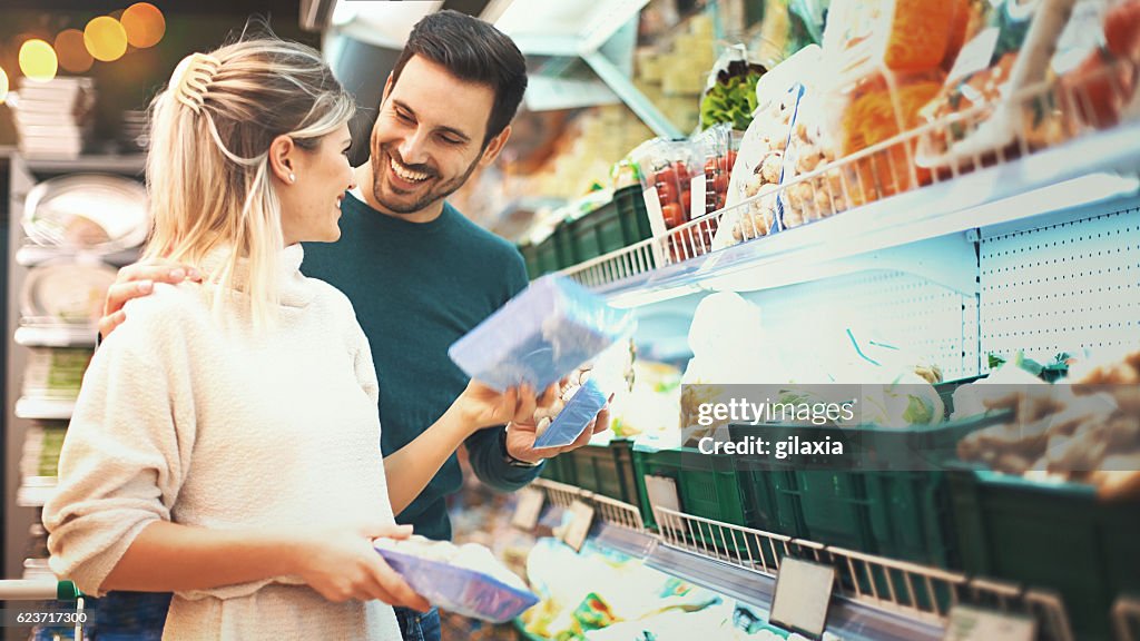 Paar Einkaufen im Supermarkt.  