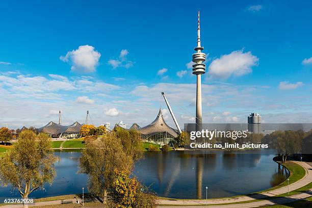 panoramablick über den olympiapark in münchen - olympiastadion stock-fotos und bilder