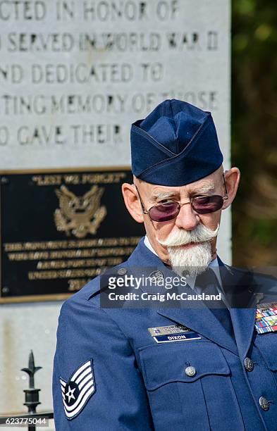 amerikanische veteranen bei einem veteranentag geehrt cermony - air force memorial stock-fotos und bilder