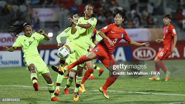 Gerardine Olivo of Venezuela tries to tackle Park Yeeun of Korea Republic during the FIFA U-20 Women's World Cup, Group D match between Korea...