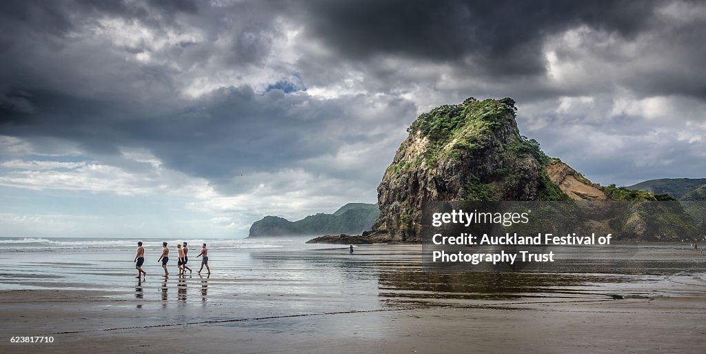 Piha by Ian Rushton