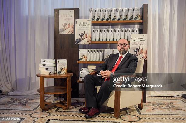 Carlos Ruiz Zafon presents his new book 'El Laberinto de los Espiritus' on November 17, 2016 in Barcelona, Spain.