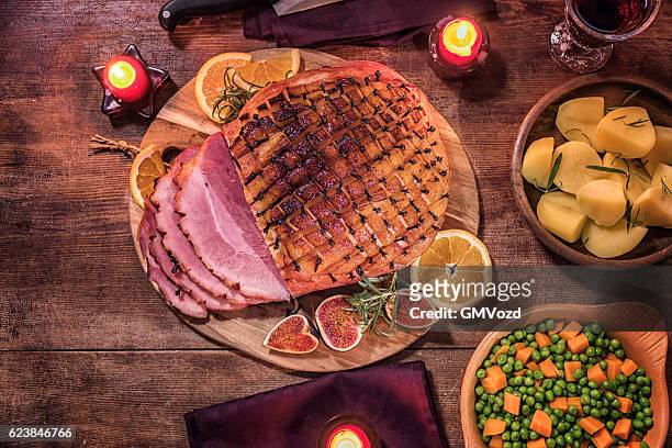 glazed holiday ham with cloves served for dinner - glazed ham imagens e fotografias de stock