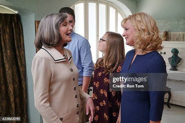 The Real Tradition - The ONeals deal with a change to their Thanksgiving tradition when Pat and Eileen invite Gloria and VP Murray to dinner as their...