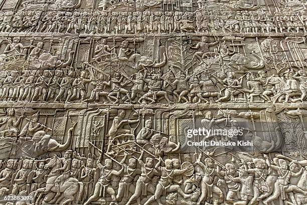 the bas relief of bayon temple in angkor thom - bayontempel stockfoto's en -beelden