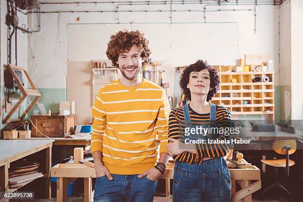 zwei schreinern im einer konstruktion workshop - wood worker posing stock-fotos und bilder