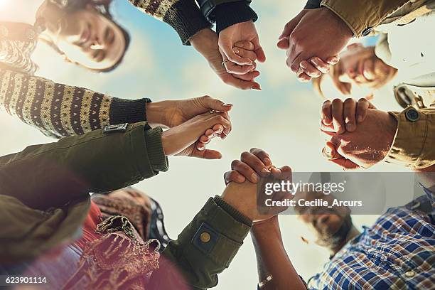 あなたがそれらを必要とするとき、本当の友人はそこにいます - holding hands ストックフォトと画像