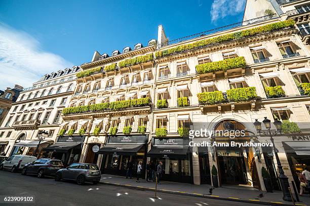 park hyatt hotel y tiendas de lujo en parís, francia - plaza vendome fotografías e imágenes de stock