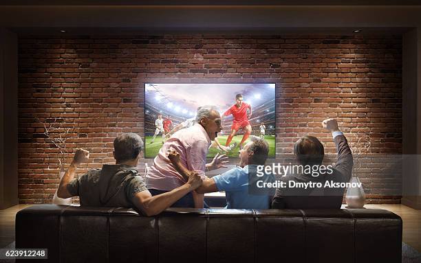 adultes regardant un match de football à la maison - watching soccer excited home photos et images de collection