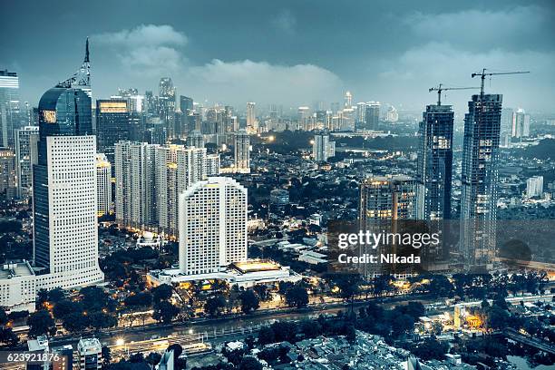 jakarta skyline in der dämmerung - jakarta stock-fotos und bilder