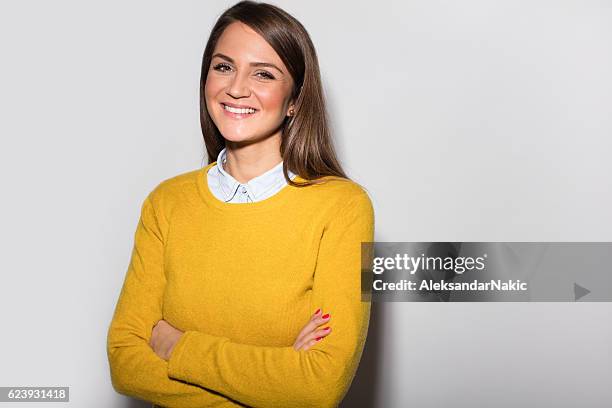 porträt einer lächelnden frau  - gelbe bluse stock-fotos und bilder