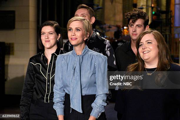 Kristen Wiig" Episode 1711 -- Pictured: Romy Madley Croft, Oliver Sim, and Jamie xx of musical guest The xx pose with host Kristen Wiig and Aidy...