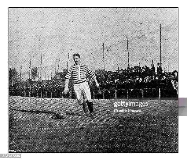 illustrations, cliparts, dessins animés et icônes de photographie antique en caractères d’ors et de loisirs: football / rugby - joueur de football