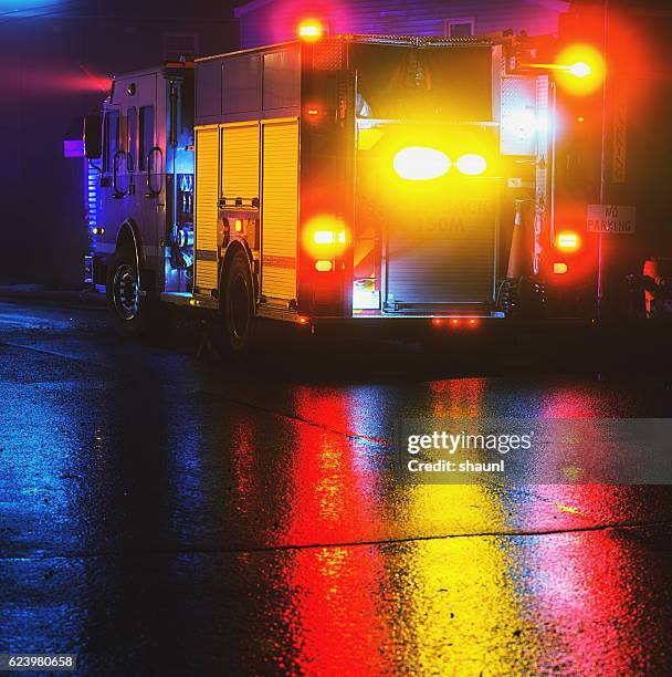 firetruck en escena - camión de bomberos fotografías e imágenes de stock