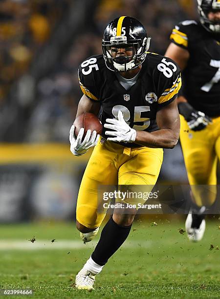 Xavier Grimble of the Pittsburgh Steelers in action during the game against the Dallas Cowboys at Heinz Field on November 13, 2016 in Pittsburgh,...