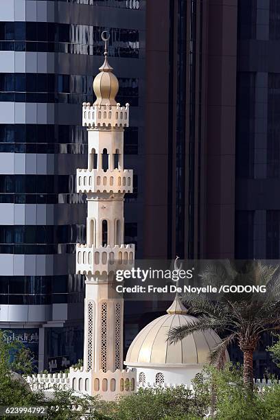 mosque and skyscrapers in abu dhabi - batiment stock pictures, royalty-free photos & images