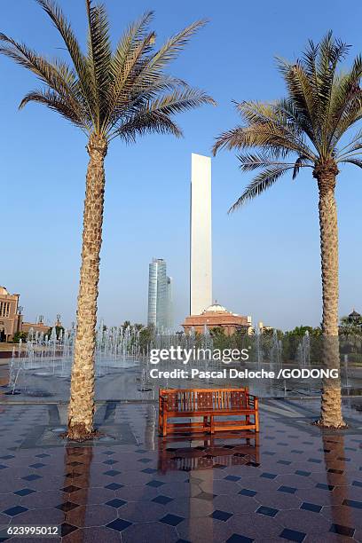 water fountains in front of the emirates palace hotel, abu dhabi - batiment stock pictures, royalty-free photos & images