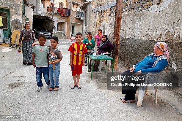 people living along the turkish side of green line in nicosia, cyprus - groupe de personnes stock pictures, royalty-free photos & images