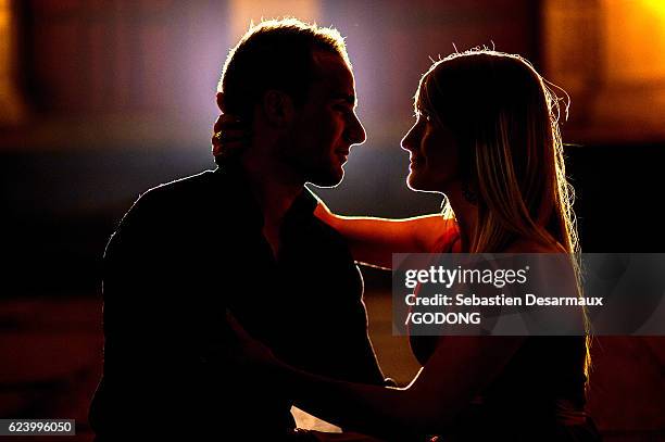 young couple - bonheur couple stock pictures, royalty-free photos & images