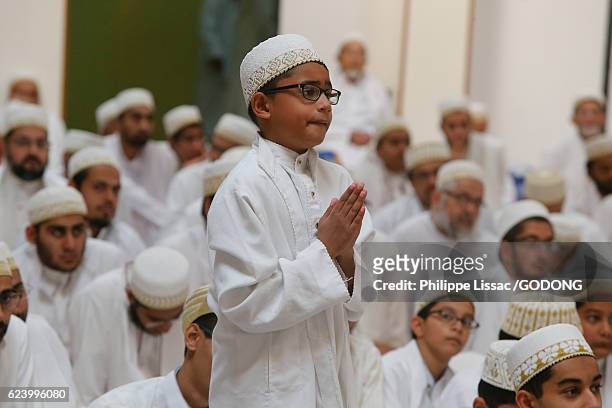 faithful in an anjuman-e-burhani mosque - groupe de personnes stock pictures, royalty-free photos & images