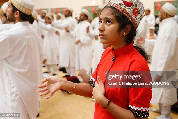 ashura celebration in an anjuman-e-burhani mosque - groupe de personnes stock pictures, royalty-free photos & images