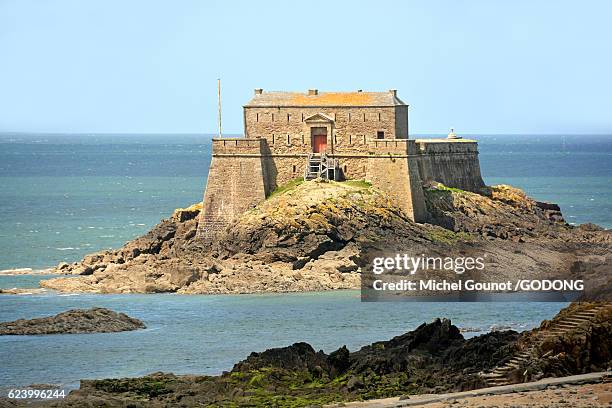 saint malo, ille et vilaine, brittany, france - batiment stock pictures, royalty-free photos & images