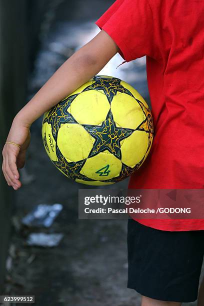 young football player - divertissement fotografías e imágenes de stock