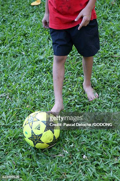 young football player - divertissement fotografías e imágenes de stock