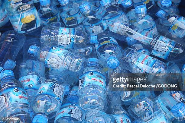 plastic water bottles - fraicheur stockfoto's en -beelden