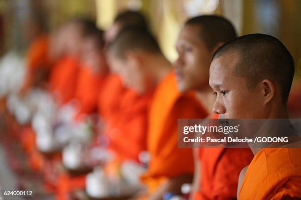 wat ong teu buddhist temple - temple wat ong teu photos et images de collection