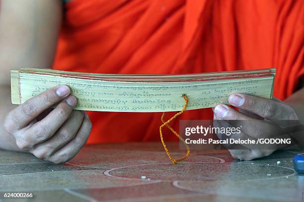 wat si muang ( simuong) buddhist temple - main tablette stock pictures, royalty-free photos & images