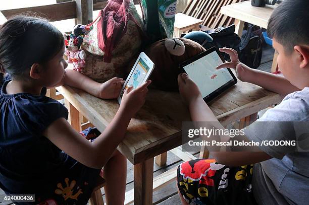 children playing on a tablet - loisir ストックフォトと画像