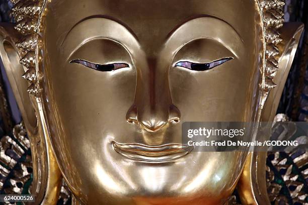 golden buddha statue - buddha face stockfoto's en -beelden