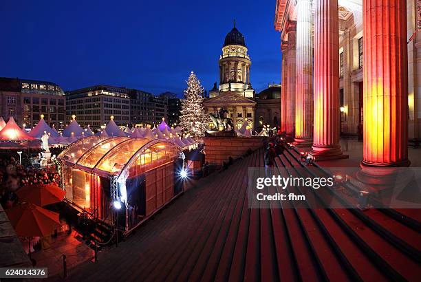 christmas market on the gendarmenmarkt (berlin, germany) - neue kirche - fotografias e filmes do acervo
