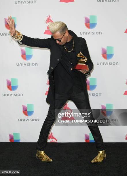 Motiff poses with the Grammy for Best Tropical Fusion Album during the 17th Annual Latin Grammy Awards on November 17 in Las Vegas, Nevada. / AFP...